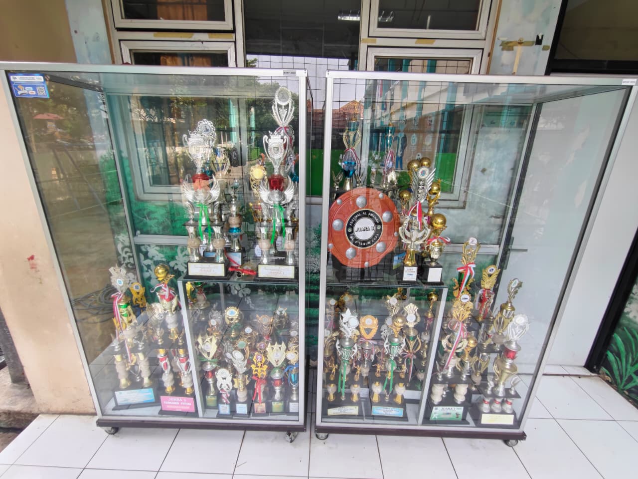 Koleksi Piala dan Prestasi SDN Bambu Apus 02